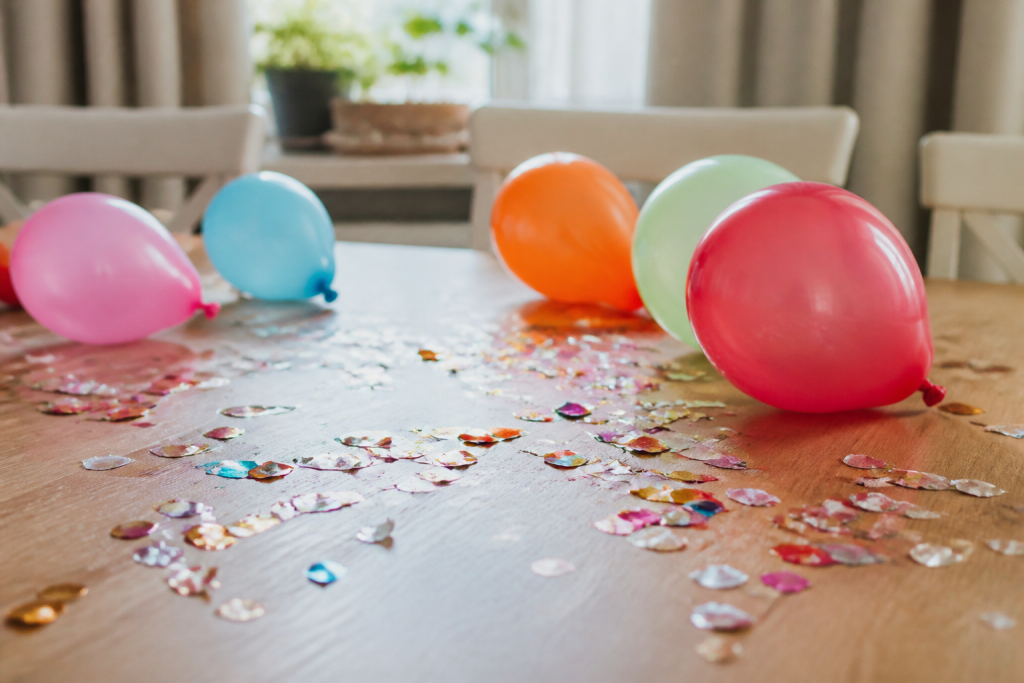Ballons multicolores et confettis avec texte amusant sur table
